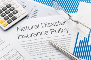 Quelles sont les implications économiques des catastrophes naturelles sur le marché de l'assurance 
